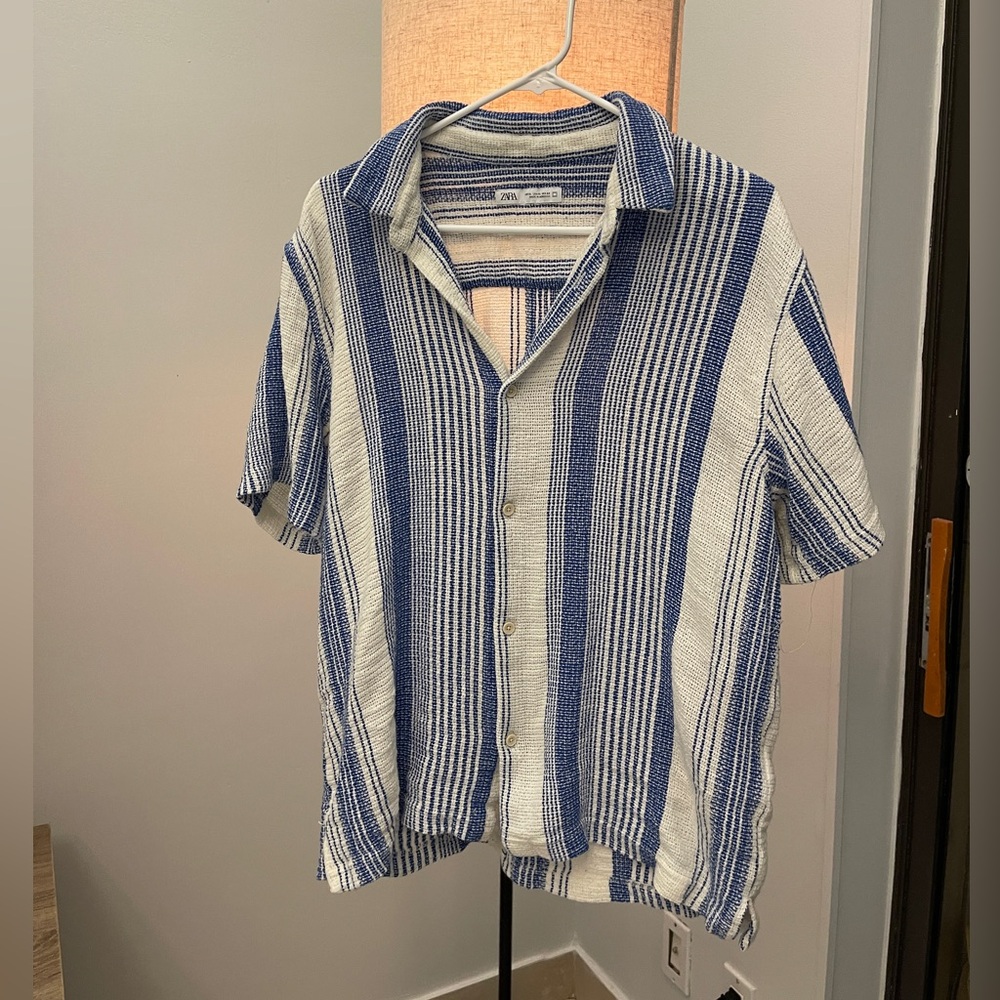 Zara short sleeve button-down shirt size L fit like S!! White and blue